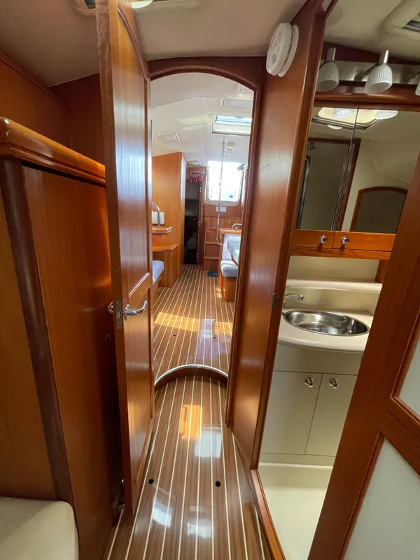 2007 Hunter 44 Deck Salon