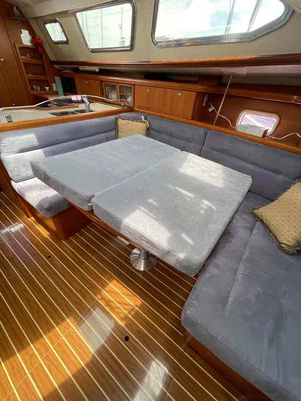 2007 Hunter 44 Deck Salon