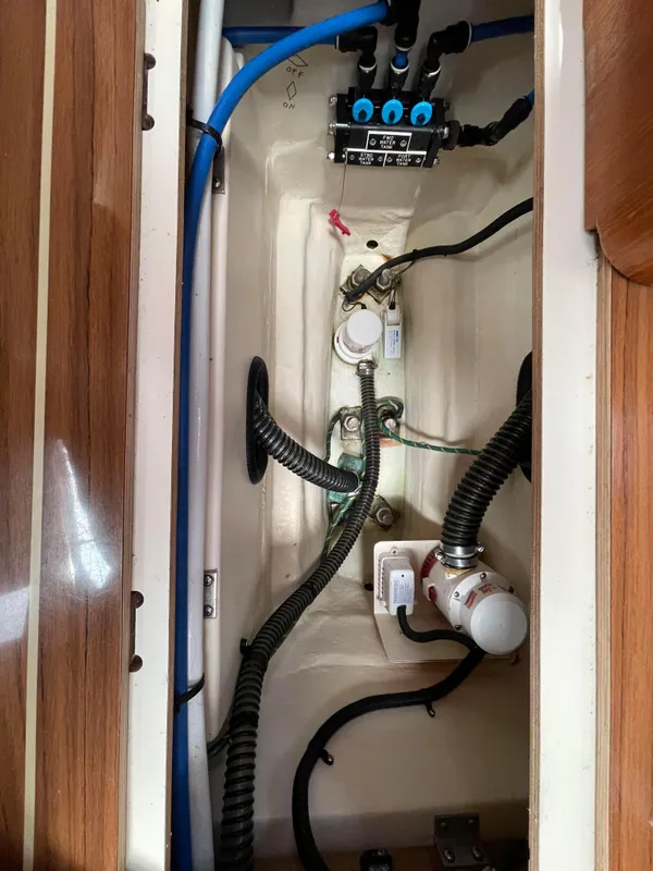 2007 Hunter 44 Deck Salon