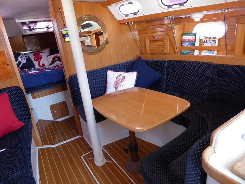 Salon to starboard
