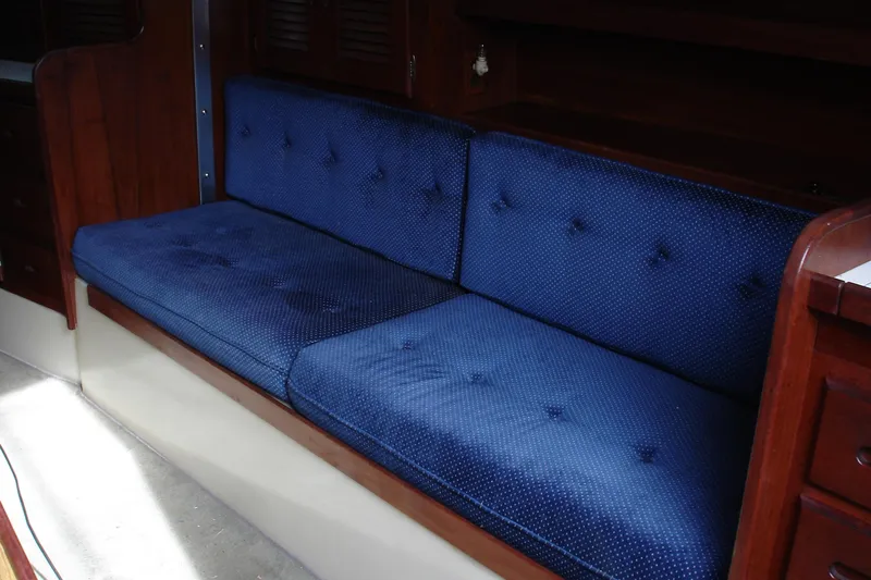 Settee STB side