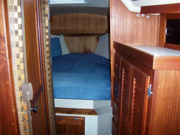 Forward to vee berth