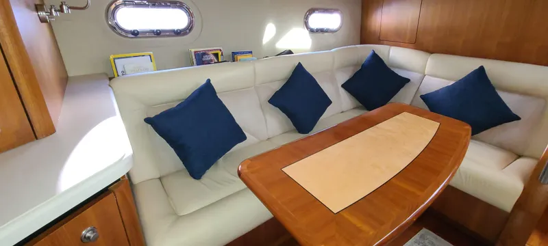 2005 Tiara Yachts 4300 Sovran