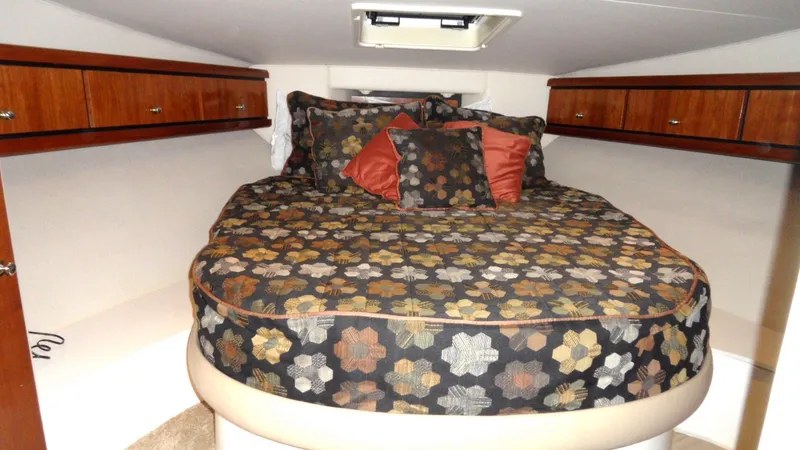 1998 Trojan 400 Express by Carver