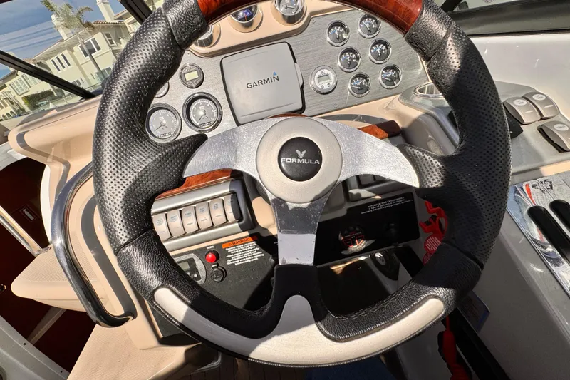 Steering wheel and dashboard of 2012 Formula 290 Sun Sport boat with Garmin display.
