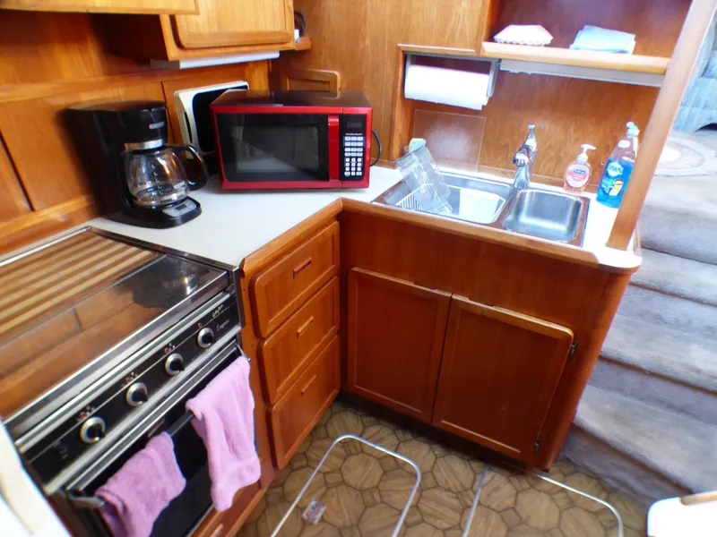 1984 Uniflite Aft Cabin Motor Yacht