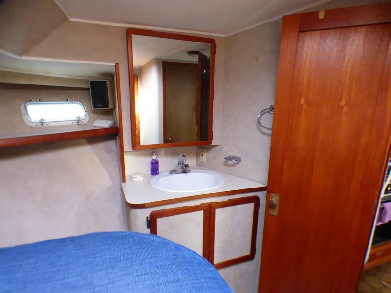 1984 Uniflite Aft Cabin Motor Yacht