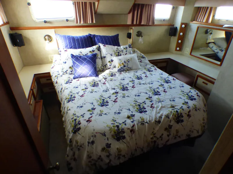 1984 Uniflite Aft Cabin Motor Yacht