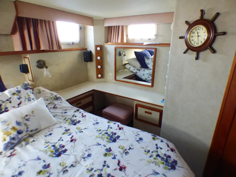 1984 Uniflite Aft Cabin Motor Yacht