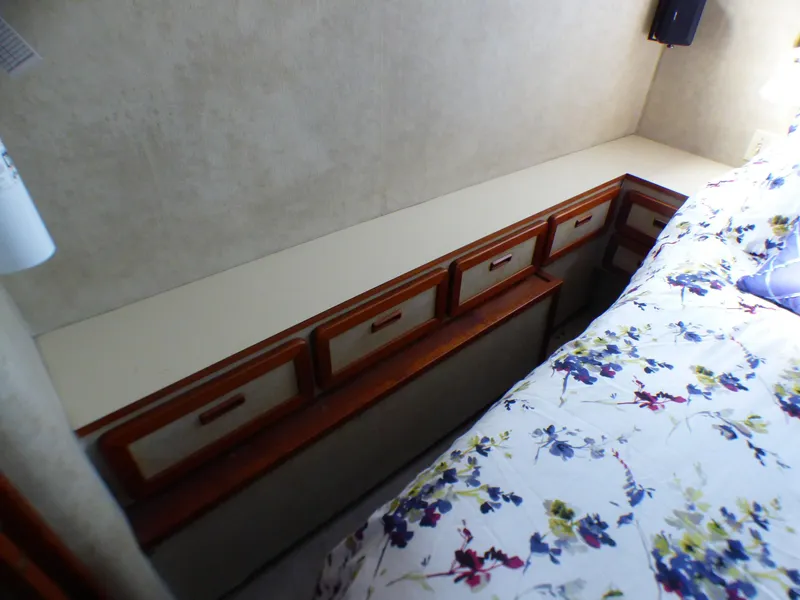 1984 Uniflite Aft Cabin Motor Yacht