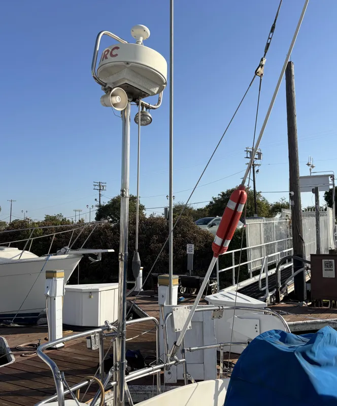 Sailboat Newport 30, 1985 model, docked with radar and lifebuoy visible.