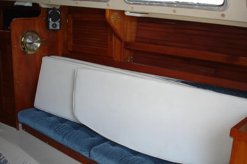 Settee showing nice cockpit cushions