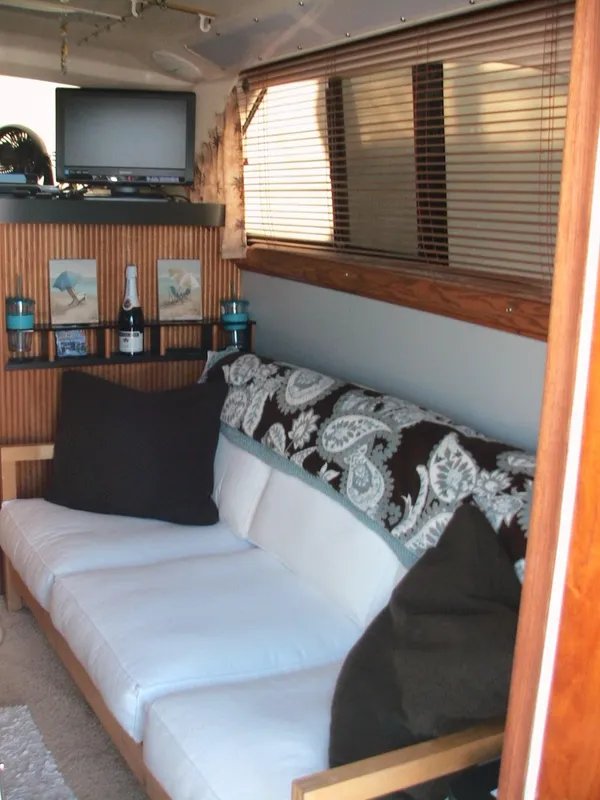 1989 Luhrs 320 Sedan