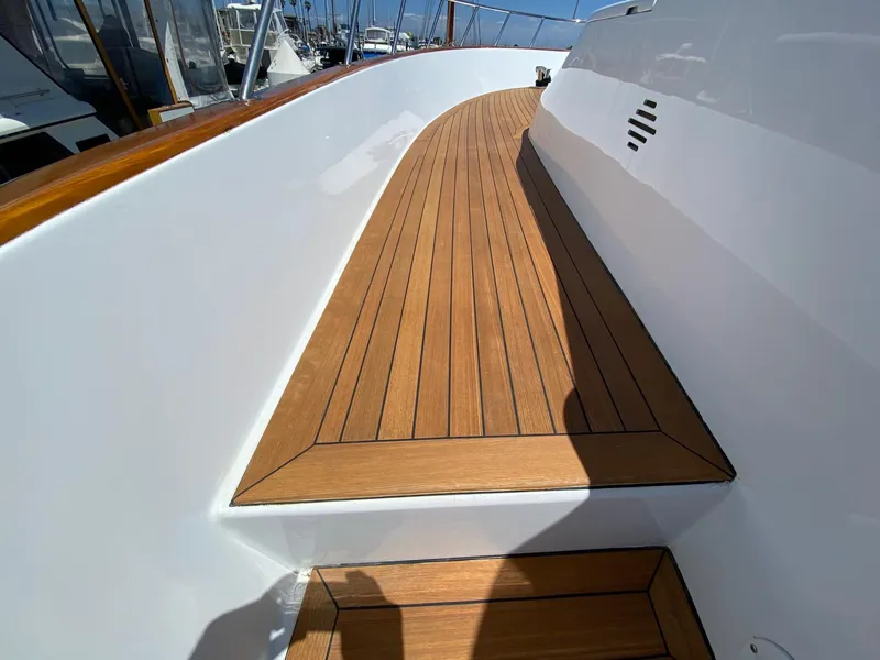 1991 Hatteras 105 Raised Pilothouse