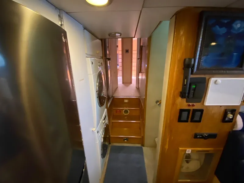 1991 Hatteras 105 Raised Pilothouse