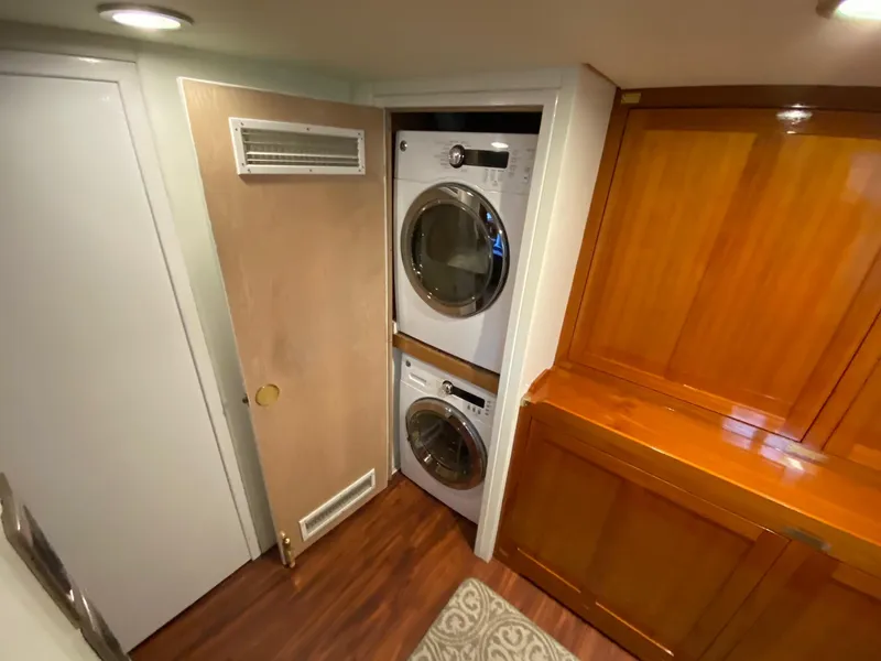 1991 Hatteras 105 Raised Pilothouse