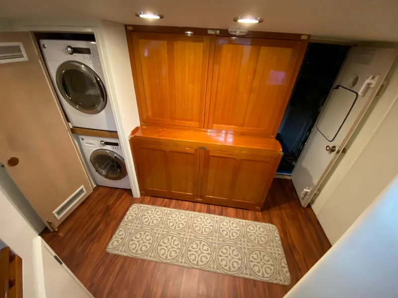 1991 Hatteras 105 Raised Pilothouse