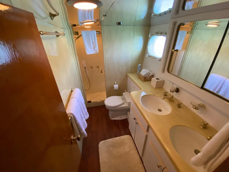 1991 Hatteras 105 Raised Pilothouse