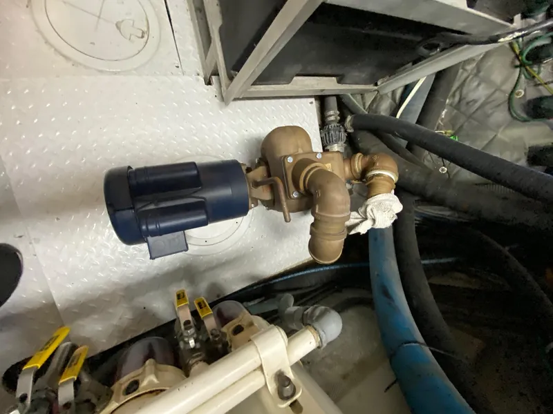 1991 Hatteras 105 Raised Pilothouse