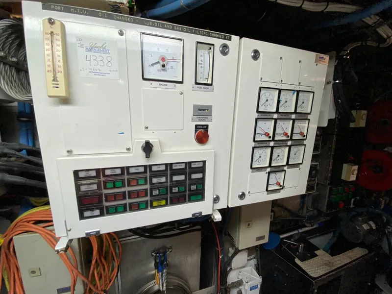 1991 Hatteras 105 Raised Pilothouse