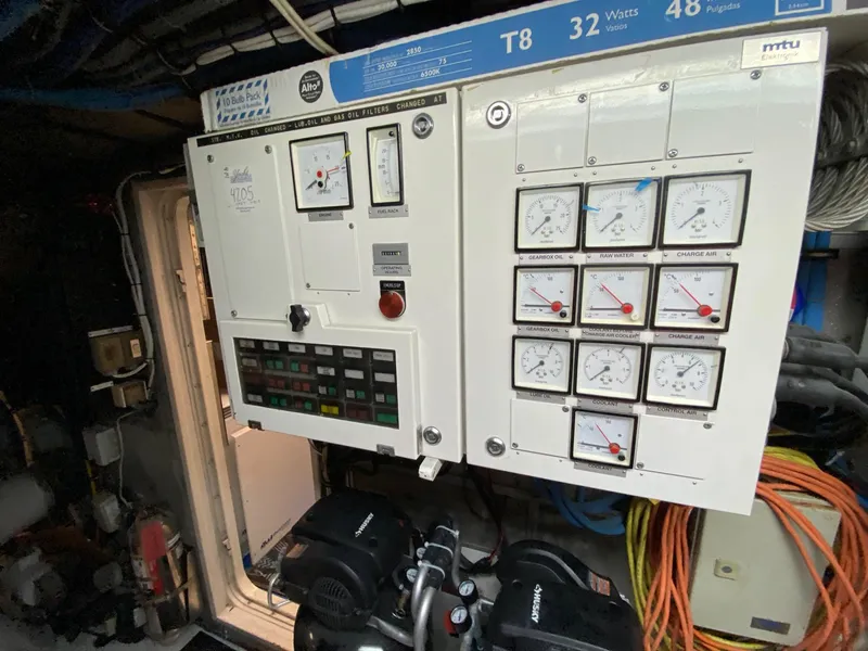 1991 Hatteras 105 Raised Pilothouse