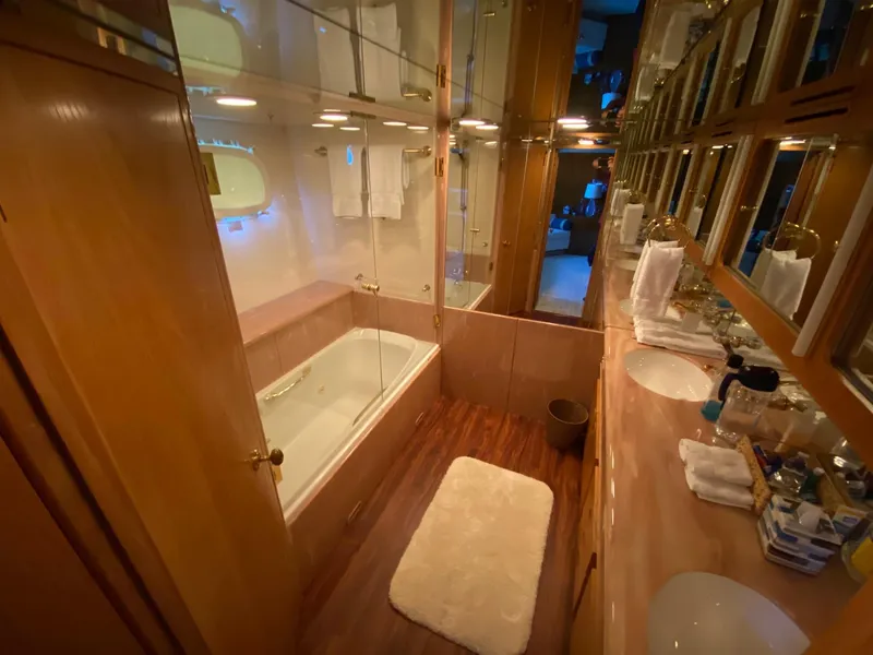 1991 Hatteras 105 Raised Pilothouse