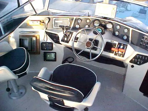 1988 Sea Ray 305 Sedan Bridge