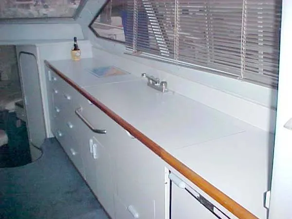 1988 Sea Ray 305 Sedan Bridge