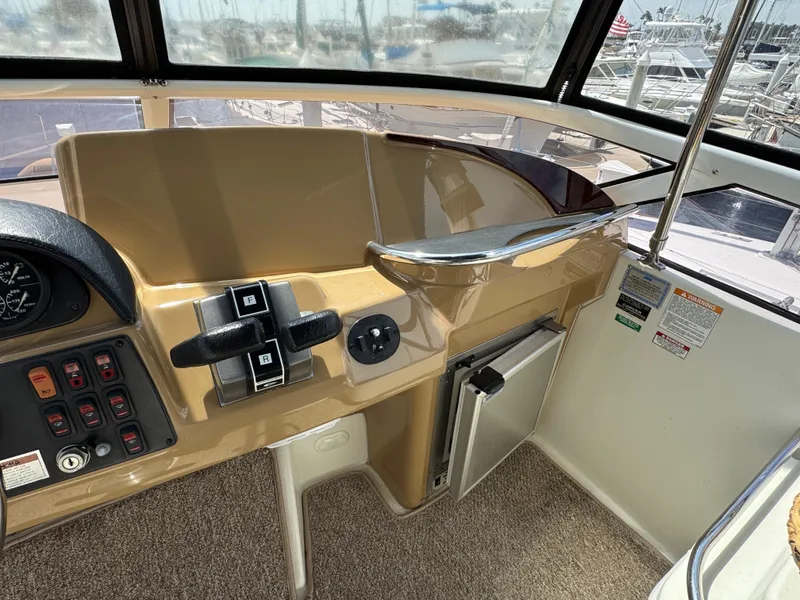 2004 Carver 366 Motor Yacht helm with controls and navigation instruments.