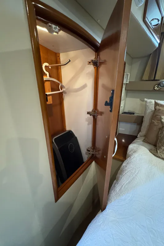 2004 Carver 366 Motor Yacht