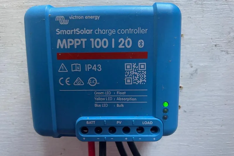 Victron Energy SmartSolar charge controller, MPPT 100/20, with LED indicators and QR code.