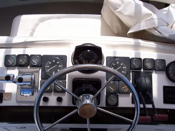 1989 Luhrs 320 Sedan