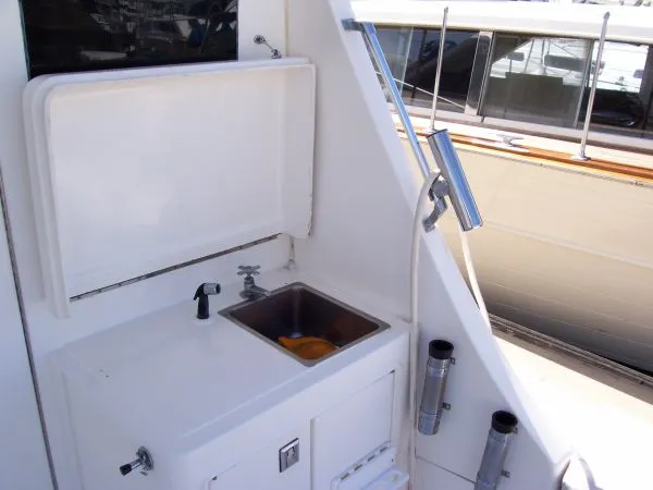 1989 Luhrs 320 Sedan