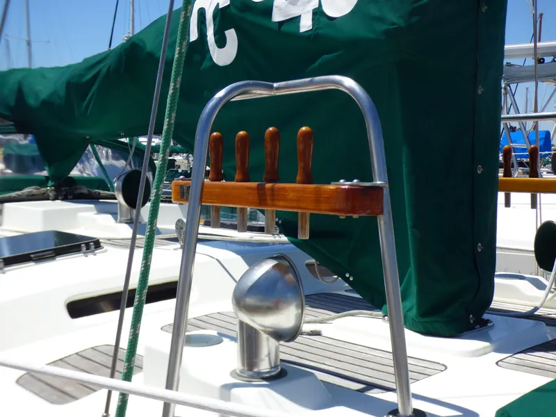 Mast safity rails and sheet pegs