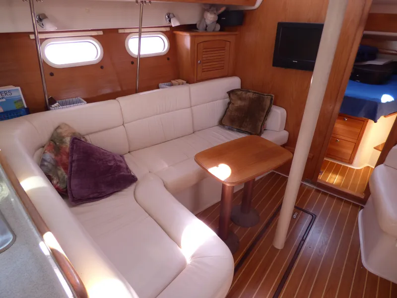 2004 Catalina 387