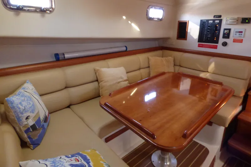 2005 Mainship 34 Pilot Sedan Rum Runner II