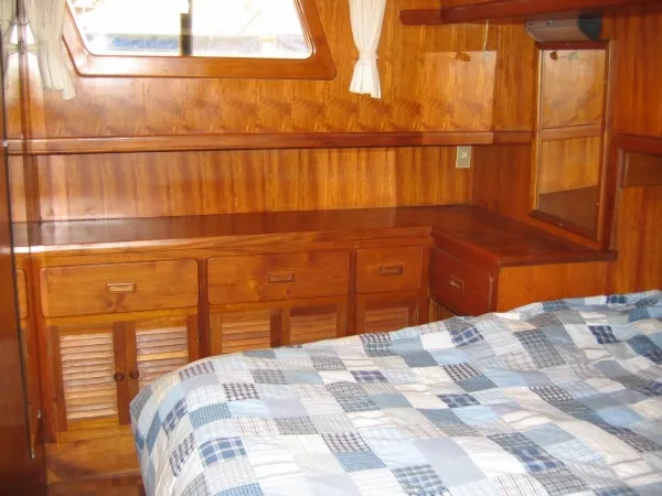 Master stateroom, starboard cabinets