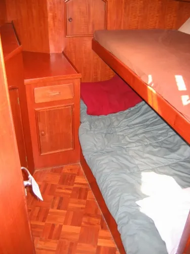 Forward cabin w/head