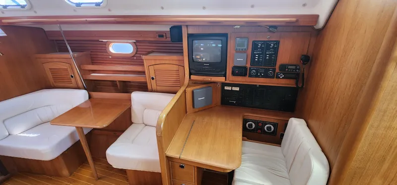 Main Salon Nav/Starboard 1