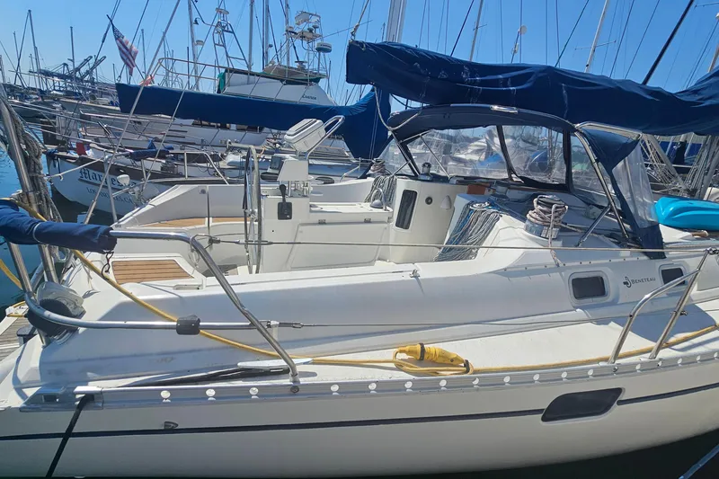 1996 Beneteau Oceanis 440 sailboat docked in a marina, featuring sleek design and spacious deck.