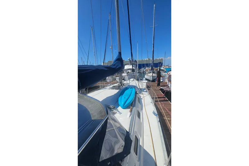 1996 Beneteau Oceanis 440 sailboat docked at marina under clear blue sky.