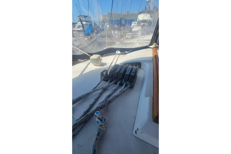 Deck view of a 1996 Beneteau Oceanis 440 sailboat with rigging and ropes.