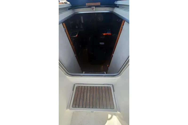 Entrance to the cabin of a 1996 Beneteau Oceanis 440 sailboat.
