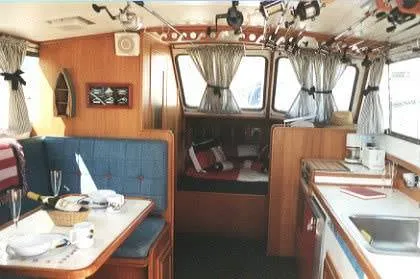1979 Jeffries Flybridge Sedan Sportfisher