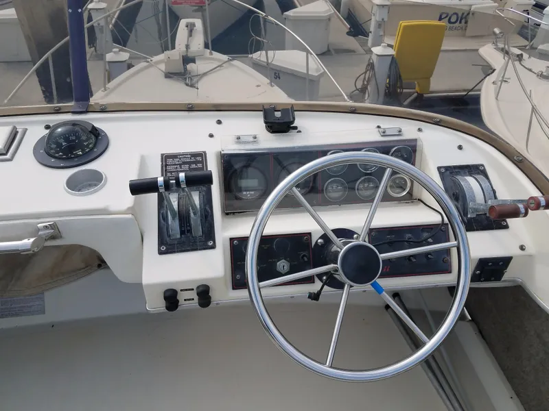1985 Bayliner 320 Cruiser