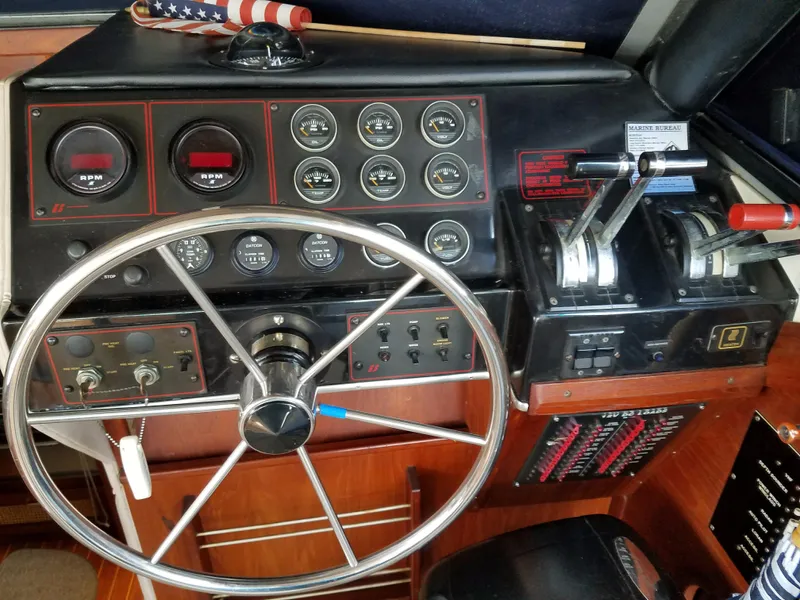 1985 Bayliner 320 Cruiser