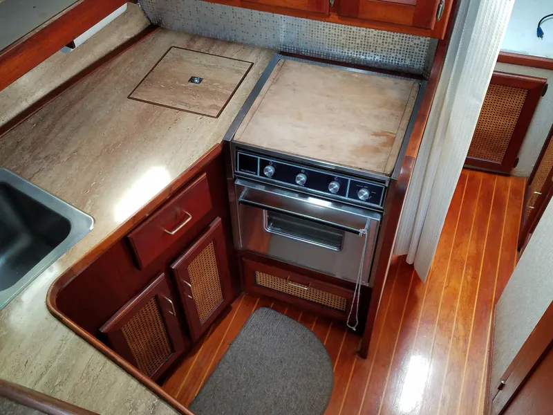 1985 Bayliner 320 Cruiser