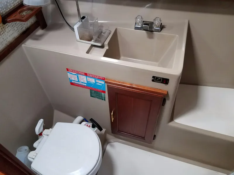 1985 Bayliner 320 Cruiser