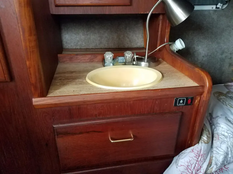 1985 Bayliner 320 Cruiser