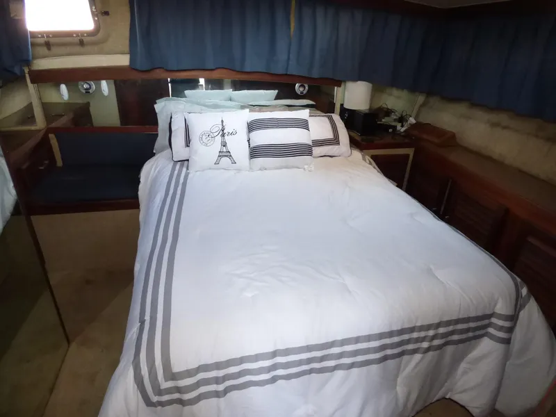 1982 Silverton Aft Cabin Motor Yacht